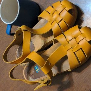 Mustard fisherman sandal clogs MIA 39